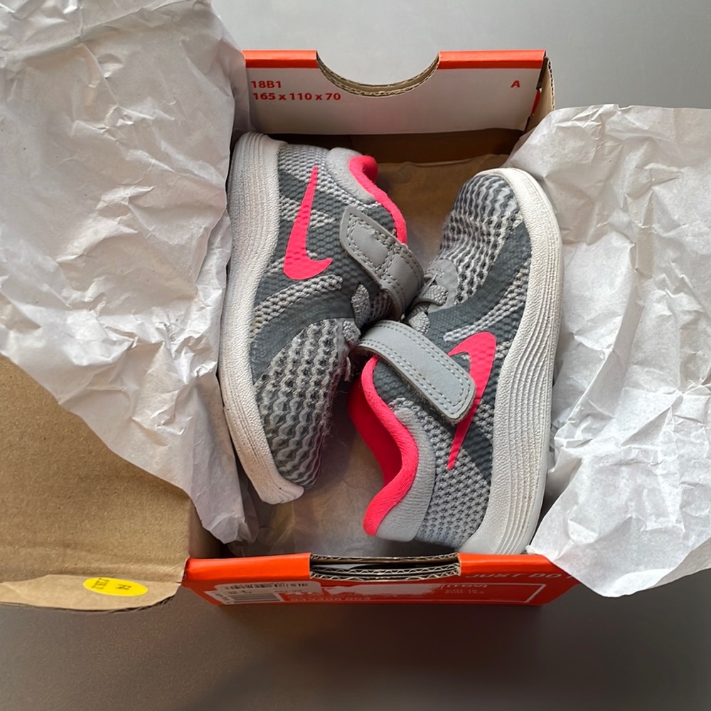 NWT Infant Nike Evolution Sneaks! ❤️